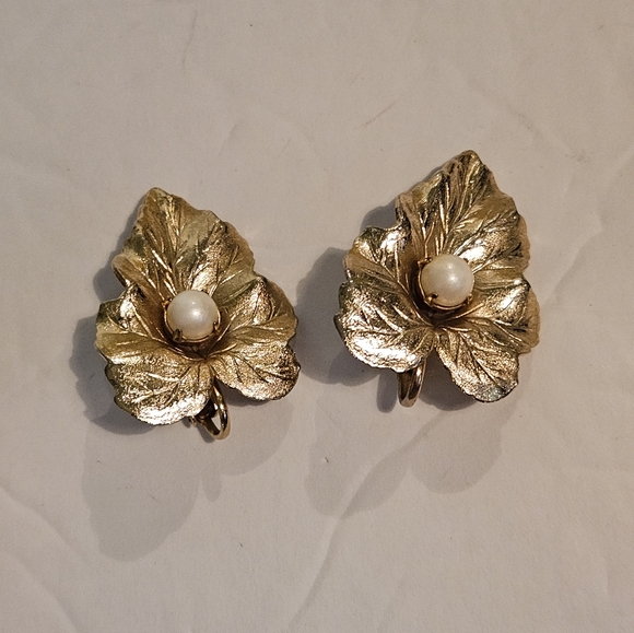 Rare Vintage Sarah Coventry Earrings Ivy Leaf White Faux Pearl Goldtone Clip On - Picture 6 of 6